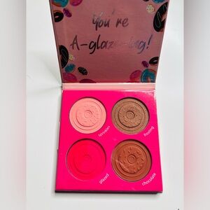 NWT 4 Face Powder Palette, cruelty-free, 2 blush, 1 bronzer & 1 flawless powder!